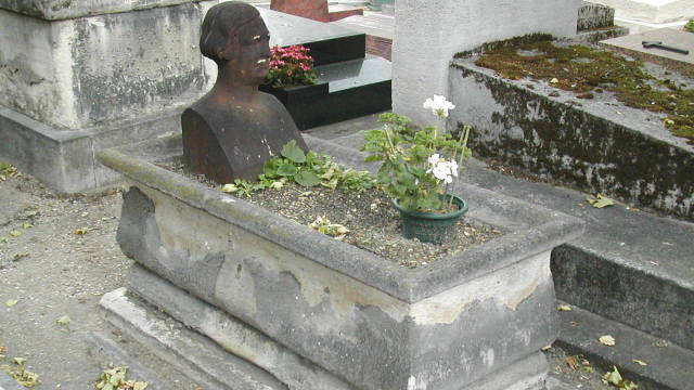 Bust in a bathtub grave