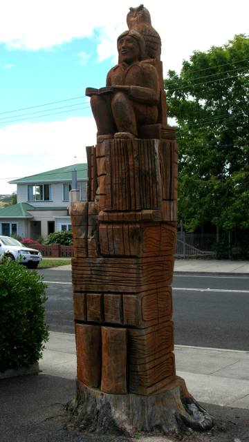 Stump carved into a totem opposite 51 Steel St